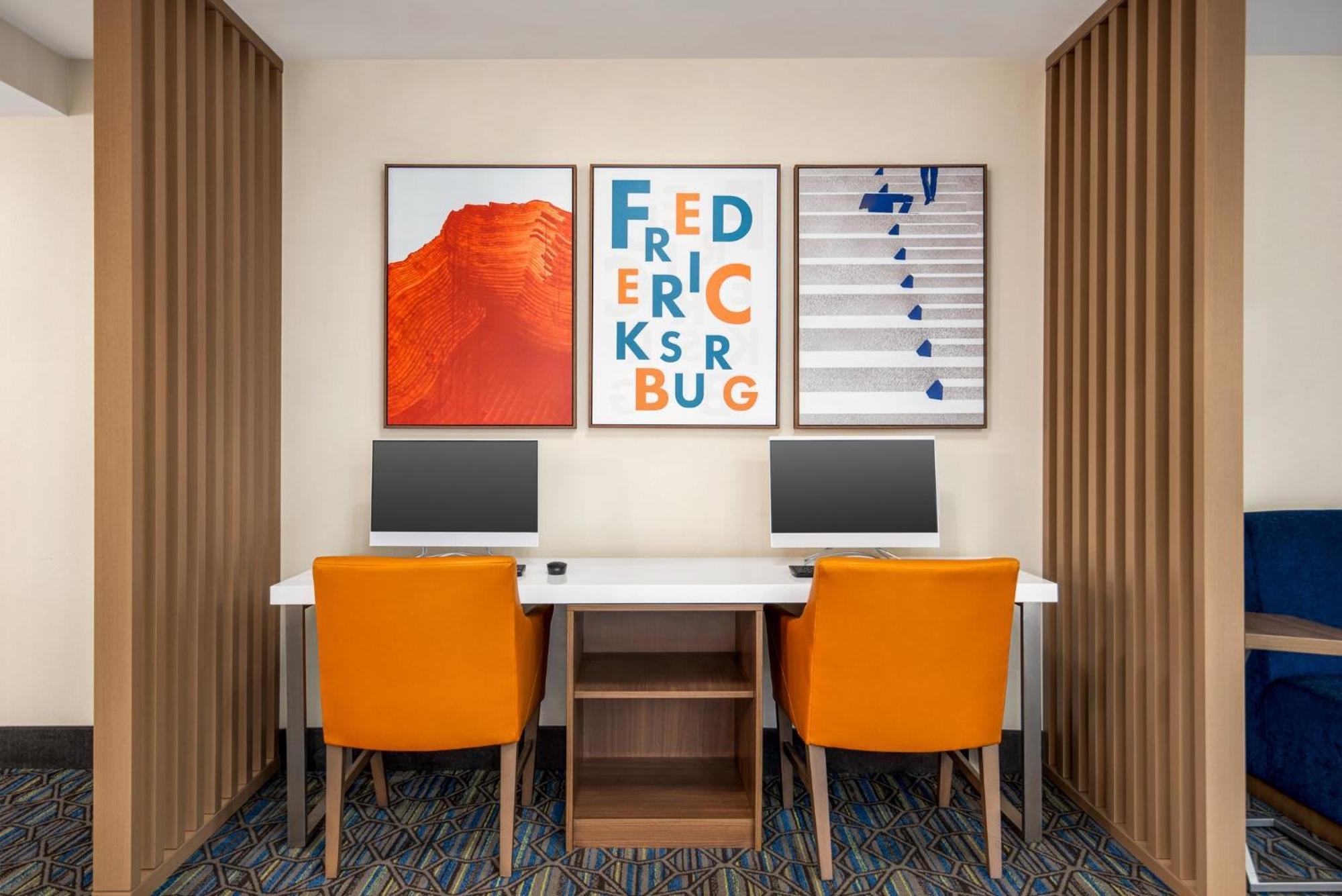 Holiday Inn Express Hotel & Suites Fredericksburg By Ihg Exterior foto